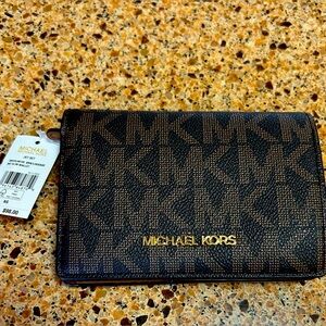 Michael Kors MD slim wallet, brand new never used, perfect condition.
